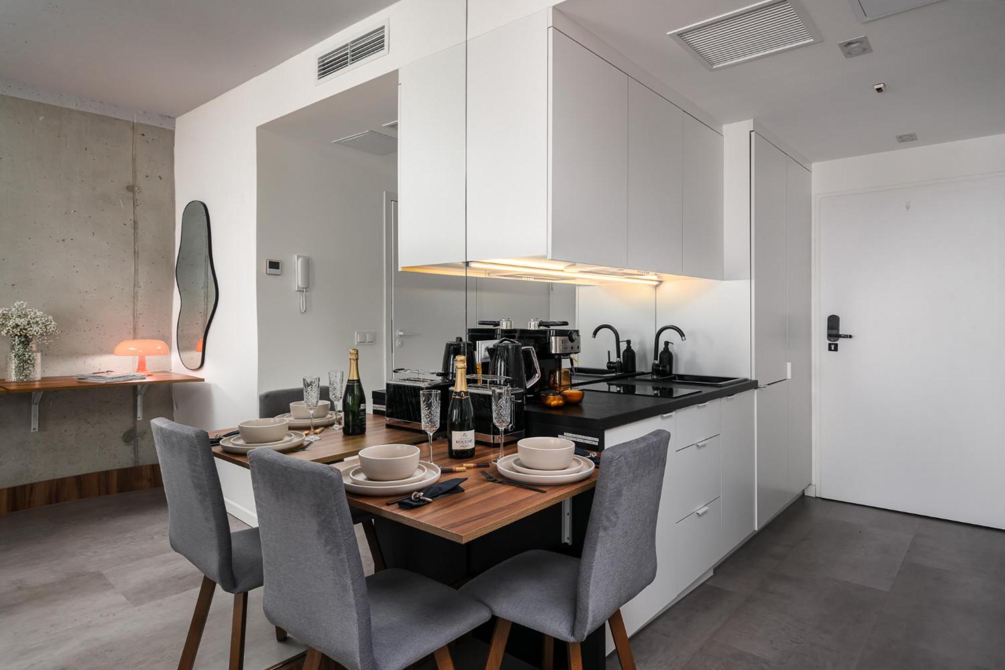 Apartments Wroc'Love By Me &301 Legnicka & Self Check-In 24H & Lift & Air Conditioning Breslavia Esterno foto